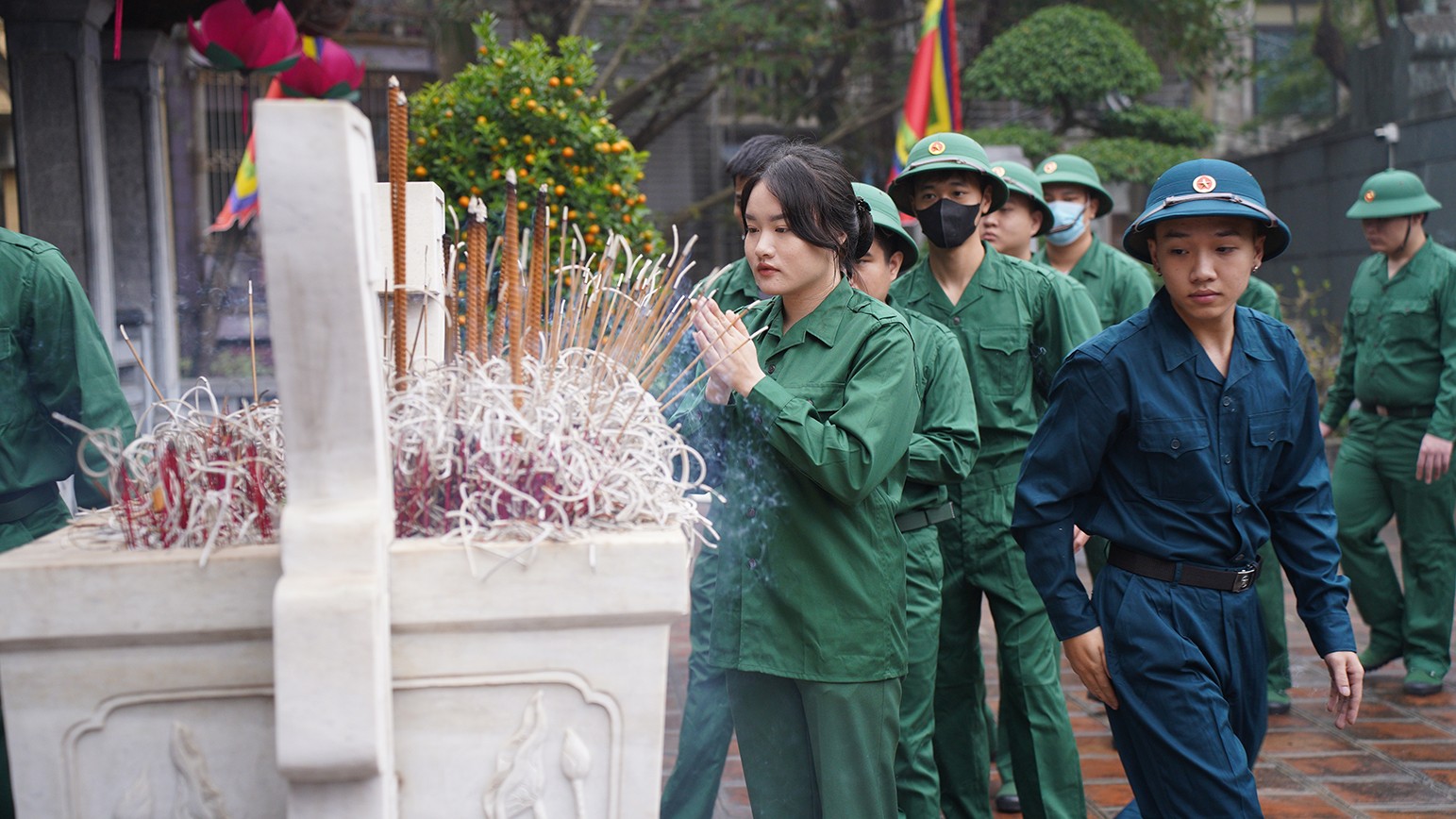 Trong đợt tuyển quân lần này, nhiều nữ tân binh tình nguyện viết đơn tham gia nghĩa vụ quân sự