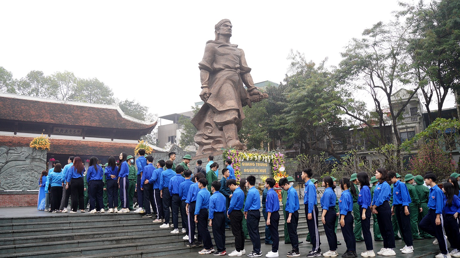 Lực lượng thanh niên dâng hương tại tượng đài vua Quang Trung