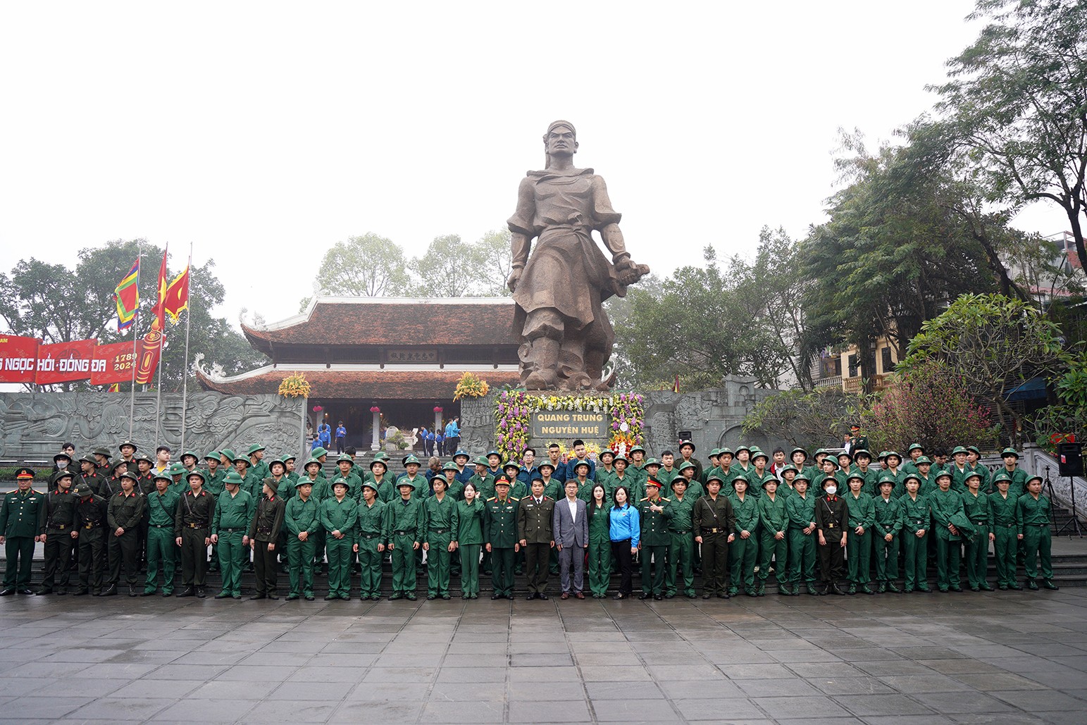 107 thanh niên của quận Đống Đa đã hăng hái, xung phong, tình nguyện lên đường nhập ngũ sẵn sàng bảo vệ tổ quốc