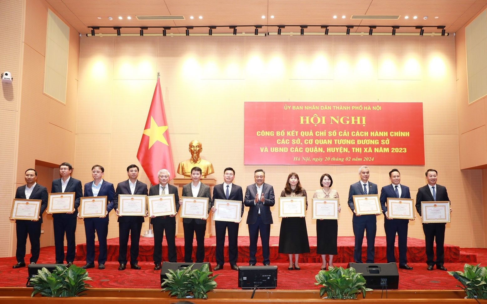 Chủ tịch UBND TP Hà Nội Trần Sỹ Thanh trao Bằng khen cho các tập thể có thành tích trong cải cách hành chính năm 2023