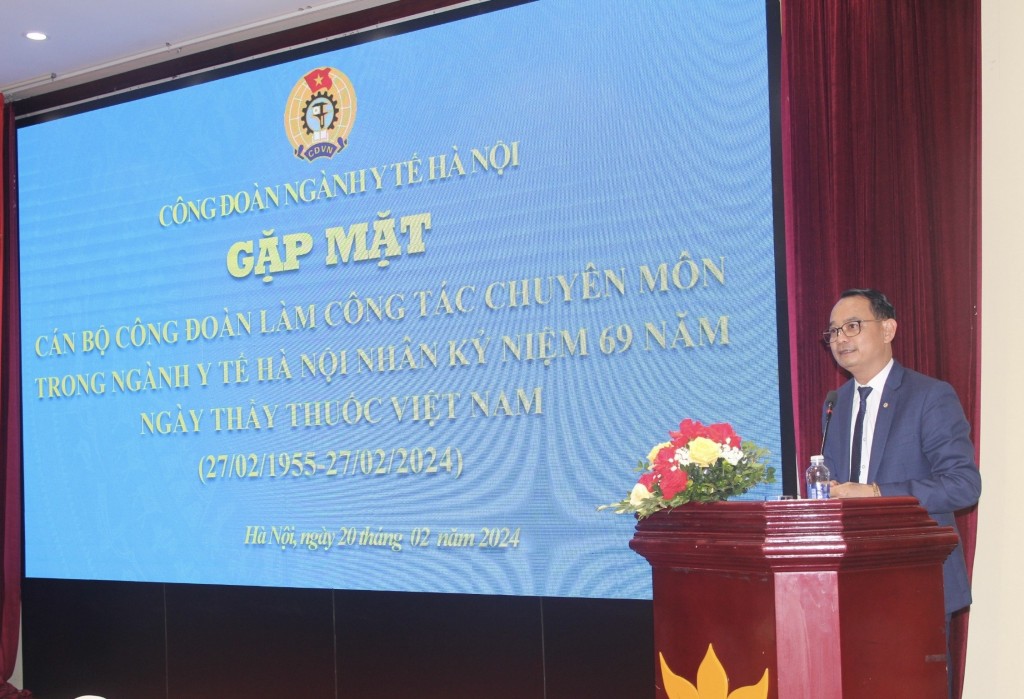 Chủ tịch Công đoàn ngành Y tế Hà Nội Trịnh Tố Tâm phát biểu tại buổi gặp mặt.