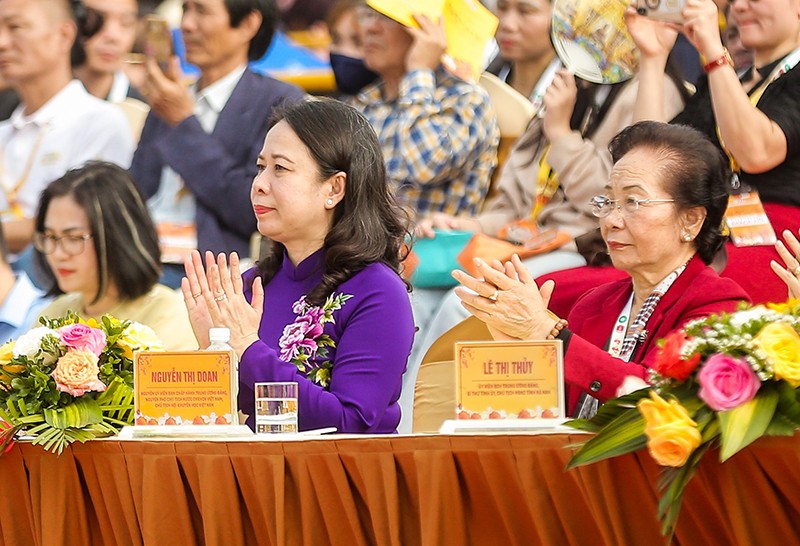 Phó Chủ tịch nước Võ Thị Ánh Xuân (ngồi giữa, hàng đầu) dự lễ khai hội Xuân Tam Chúc