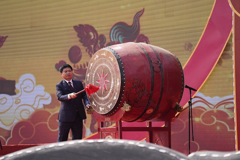 Hoà thượng Thích Thanh Nhiễu cùng ông Trương Quốc Huy dóng trống, dóng chiêng khai mạc lễ hội Xuân Tam Chúc 2024
