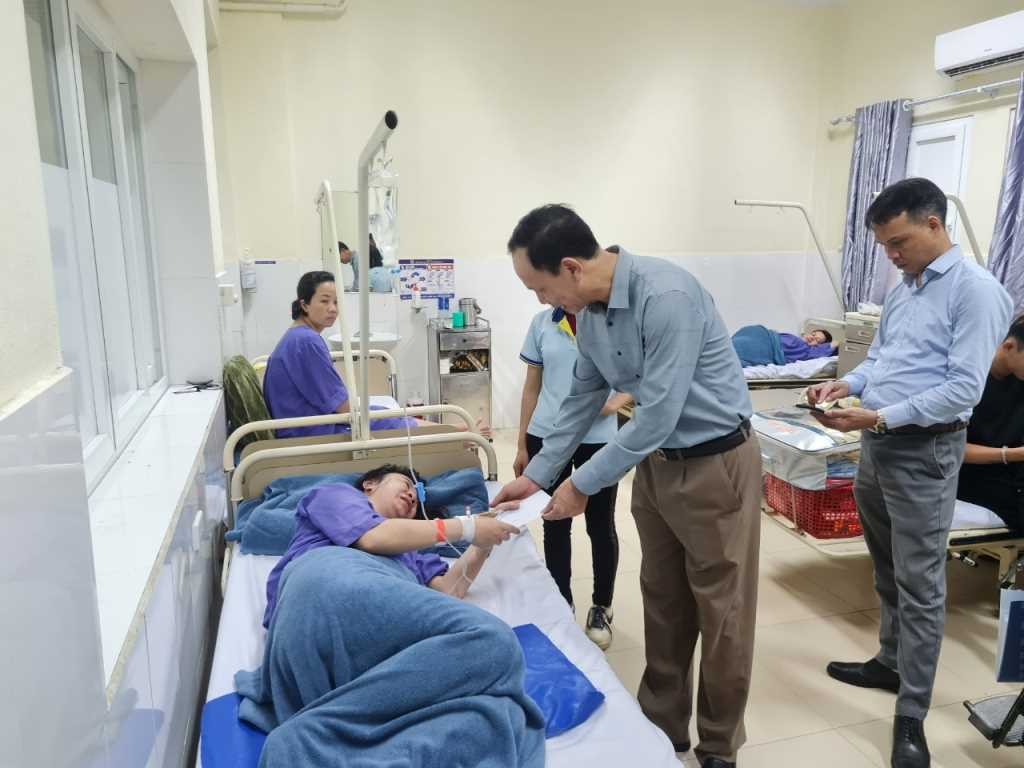 Lãnh đạo TX Quảng Yên đến thăm, động viên công nhân Công ty TNHH Vega Balls nghi bị ngộ độc khí do hỏng máy nén khí.