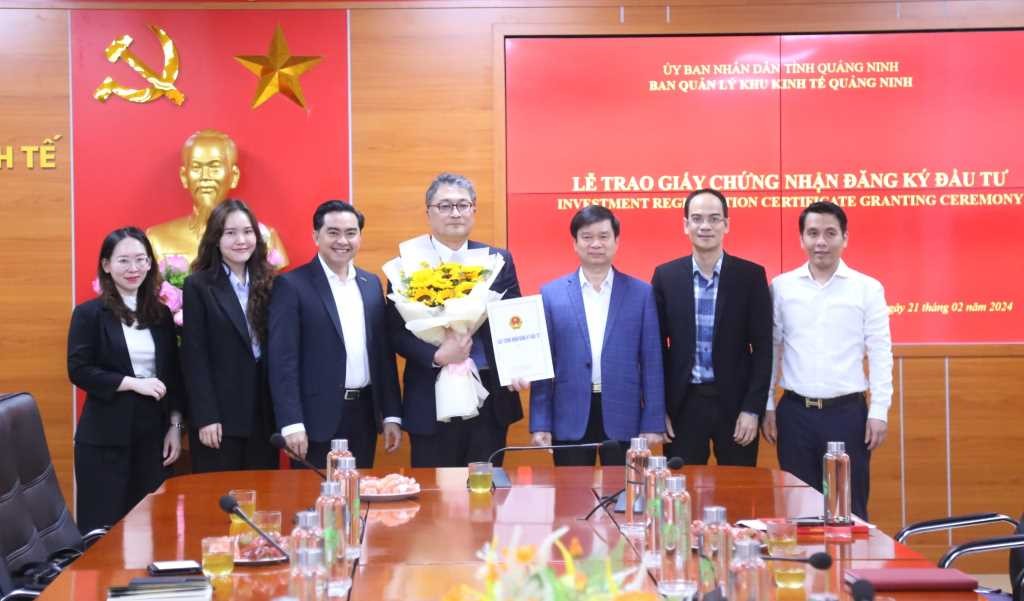Lãnh đạo Ban Quản lý Khu kinh tế trao giấy chứng nhận đầu tư dự án sản xuất vòng bi, thiết bị chuyển động tuyến tính cho đại diện Công ty TNHH IKO Thompson Việt Nam.