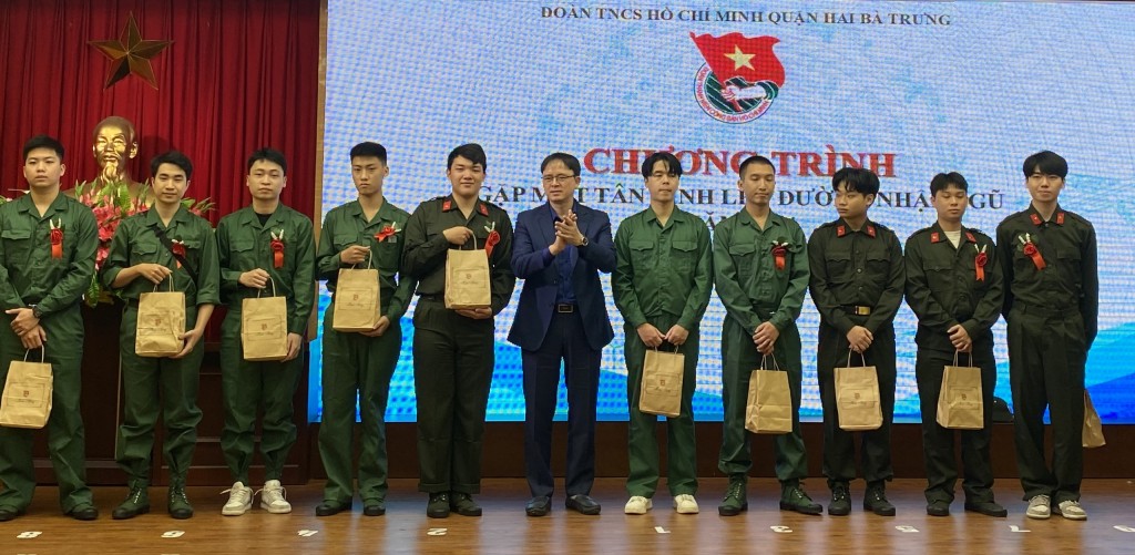 Đồng chí Nguyễn Quang Trung, Phó Bí thư Quận uỷ, Chủ tịch UBND quận, Chủ tịch Hội đồng nghĩa vụ quân sự quận Hai Bà Trưng trao quà tới tân binh