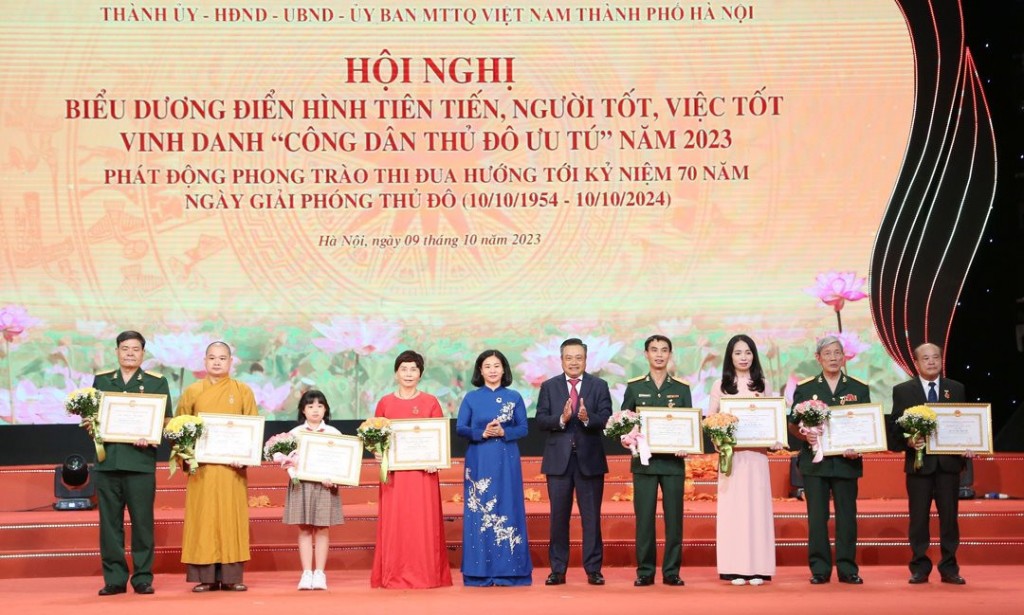 Phó Bí thư Thường trực Thành ủy Nguyễn Thị Tuyến, Chủ tịch UBND thành phố Trần Sỹ Thanh trao bằng khen người tốt, việc tốt.