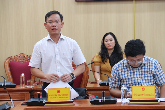 Ông Lê Quốc Đạt, Giám đốc BQL dự án đầu tư xây dựng các công trình Giao thông tỉnh Quảng Ngãi,  báo cáo tiến độ thi công dự án (Ảnh quangngai.gov)
