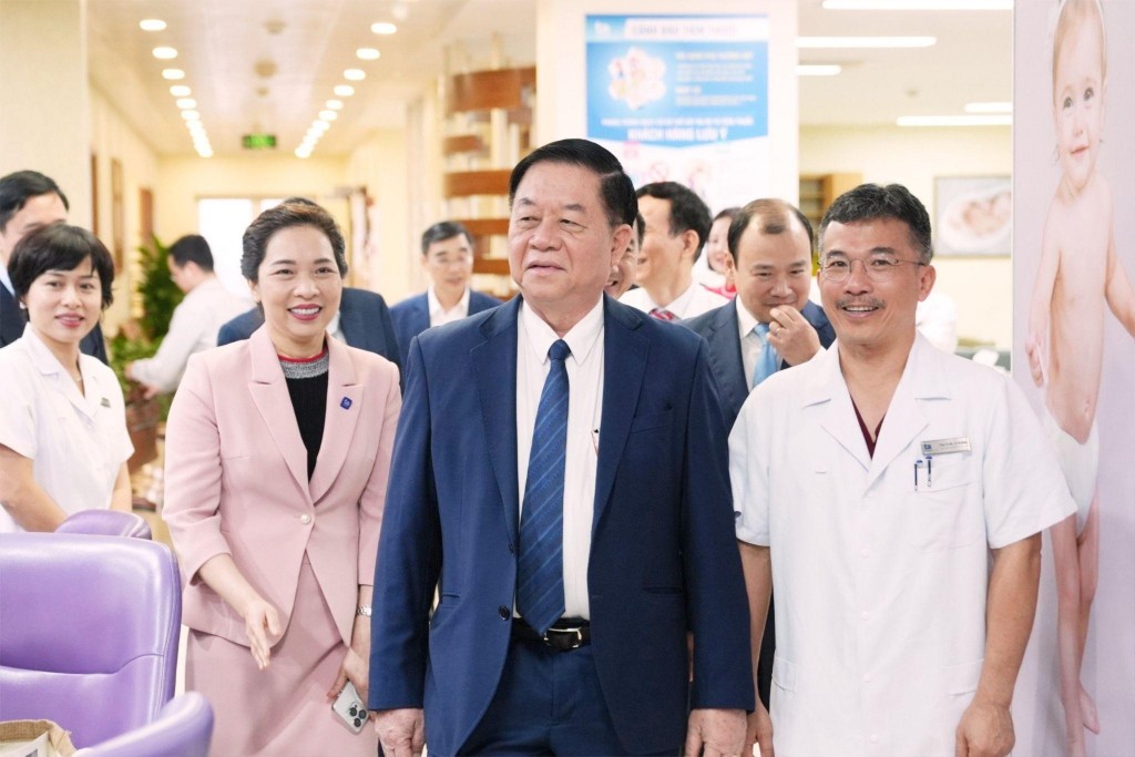 Đồng chí Nguyễn Trọng Nghĩa và đoàn công tác đi thăm quan hệ thống trang thiết bị, cơ sở vật chất tại Bệnh viện đa khoa Tâm Anh Hà Nội