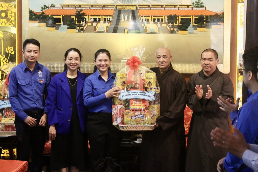 Tỉnh đoàn, Hội Liên hiệp Thanh niên Việt Nam tỉnh thăm chúc mừng Ban Trị sự Phật giáo tỉnh Bình Dương