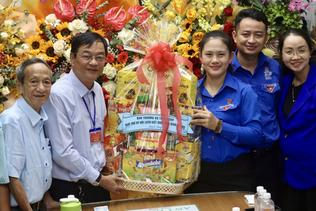 Tỉnh đoàn, Hội Liên hiệp Thanh niên Việt Nam tỉnh thăm chúc mừng Bốn Bang người Hoa tại Miếu Bà Thiên Hậu