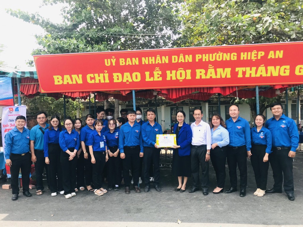 Tỉnh đoàn, Hội Liên hiệp Thanh niên Việt Nam tỉnh thăm, động viên các đội hình thanh niên tình nguyện phục vụ Lễ hội Rằm Tháng giêng