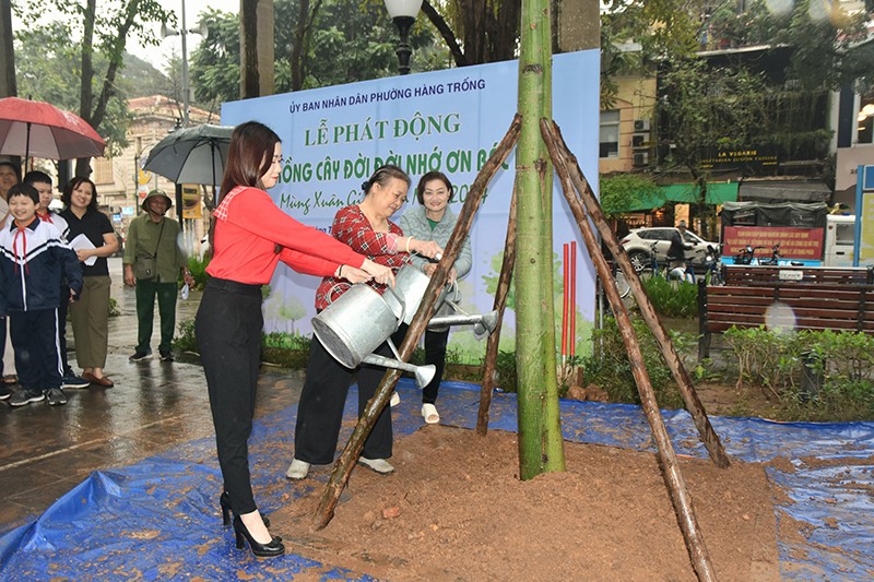 Đại diện các tổ chức chính trị xã hội phường nhận chăm sóc, bảo vệ cây xanh mới trồng