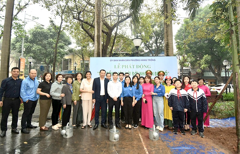 Lãnh đạo Đảng uỷ, UBND phường Hàng Trống cùng các đại biểu, đại diện các tổ chức chính trị xã hội trên địa bàn phường dự Lễ phát động Tết trồng cây