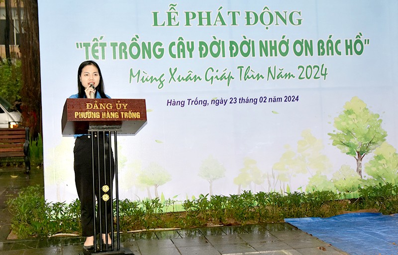 Đồng chí Nguyễn Mỹ Hạnh, Bí thư Đoàn phường Hàng Trống phát biểu tại Lễ phát động Tết trồng cây