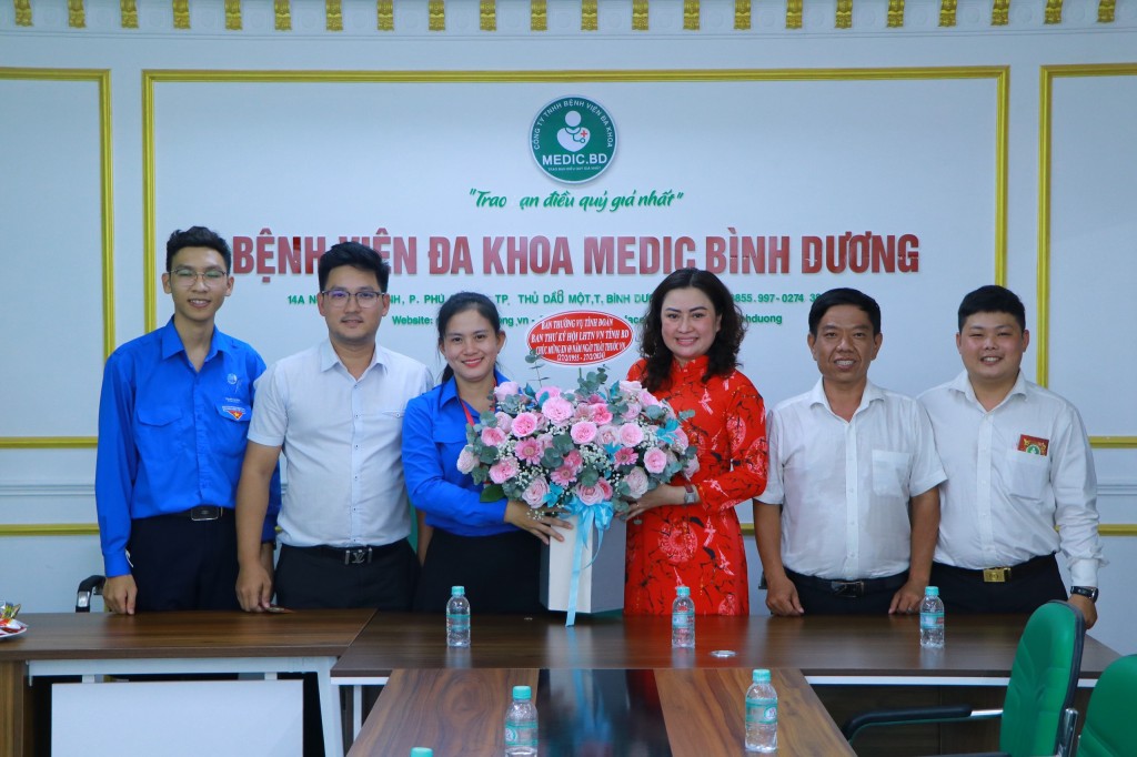 Ban Thường vụ Tỉnh đoàn - Ban Thư ký Hội Liên hiệp Thanh niên Việt Nam tỉnh chúc mừng Ban Giám đốc Bệnh viện Medic Bình Dương