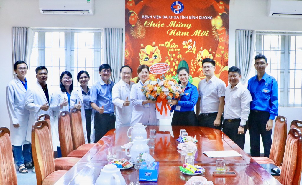 Ban Thường vụ Tỉnh đoàn - Ban Thư ký Hội Liên hiệp Thanh niên Việt Nam tỉnh chúc mừng Ban Giám đốc Bệnh viện Đa khoa tỉnh Bình Dương