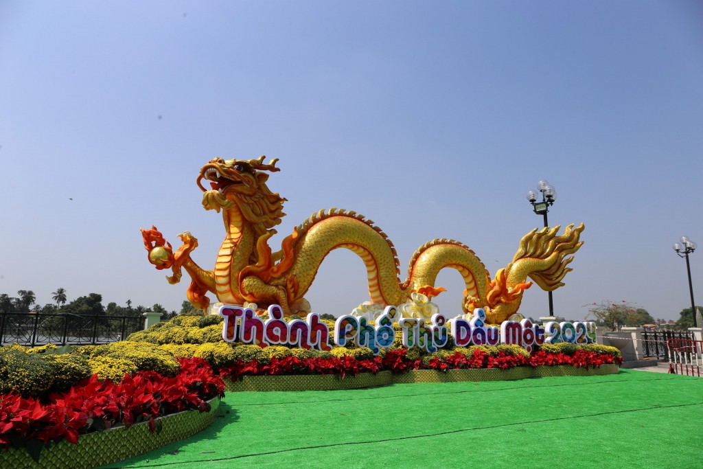 Trong dịp Tết Giáp Thìn 2024, biểu tượng trang trí mỹ thuật rồng vàng phun nước đặt tại phố đi bộ Bạch Đằng, TP.Thủ Dầu Một được bình chọn là linh vật rồng đẹp nhất Việt Nam.