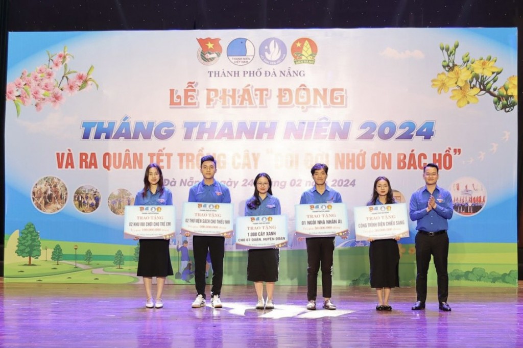 Trao bảng tượng trưng công trình thanh niên cấp thành phố thực hiện trong Tháng Thanh niên 2024 