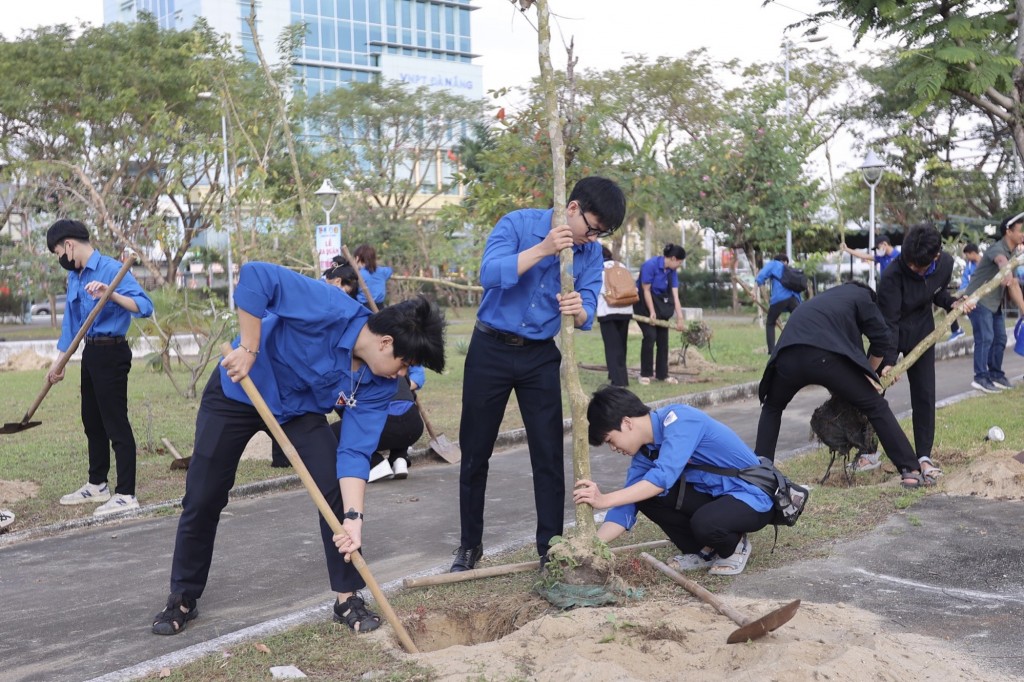 Ra quân tết trồng cây đời đời nhớ ơn Bác Hồ trong khuôn viên Cung Thiếu nhi TP Đà Nẵng 
