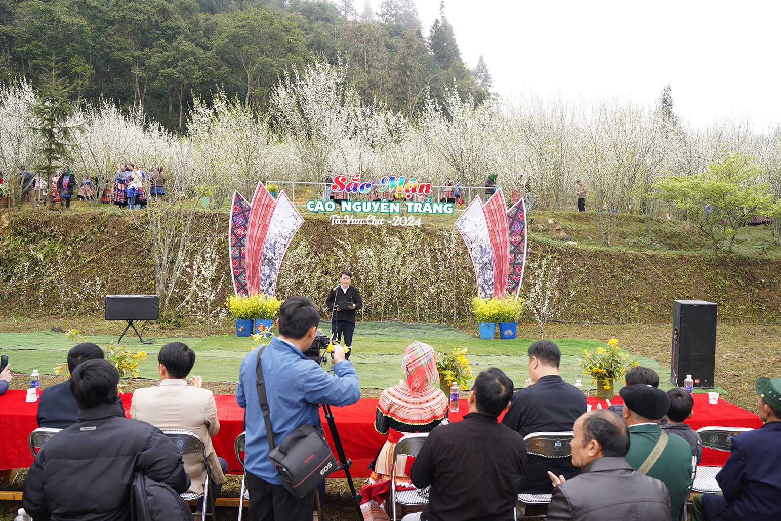 Ngày 24/2, tại thôn Lả Gì Thàng, UBND xã Tả Van Chư phối hợp với Trung tâm Văn hóa – Thể thao và Truyền thông huyện Bắc Hà tổ chức lễ hội “Sắc mận Cao nguyên trắng”.