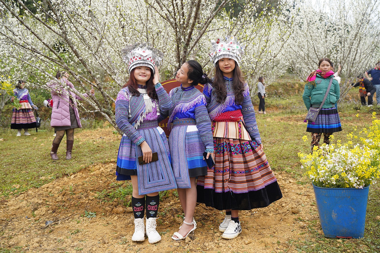 Các cô gái H'mông xinh đẹp trong trang phục truyền thống