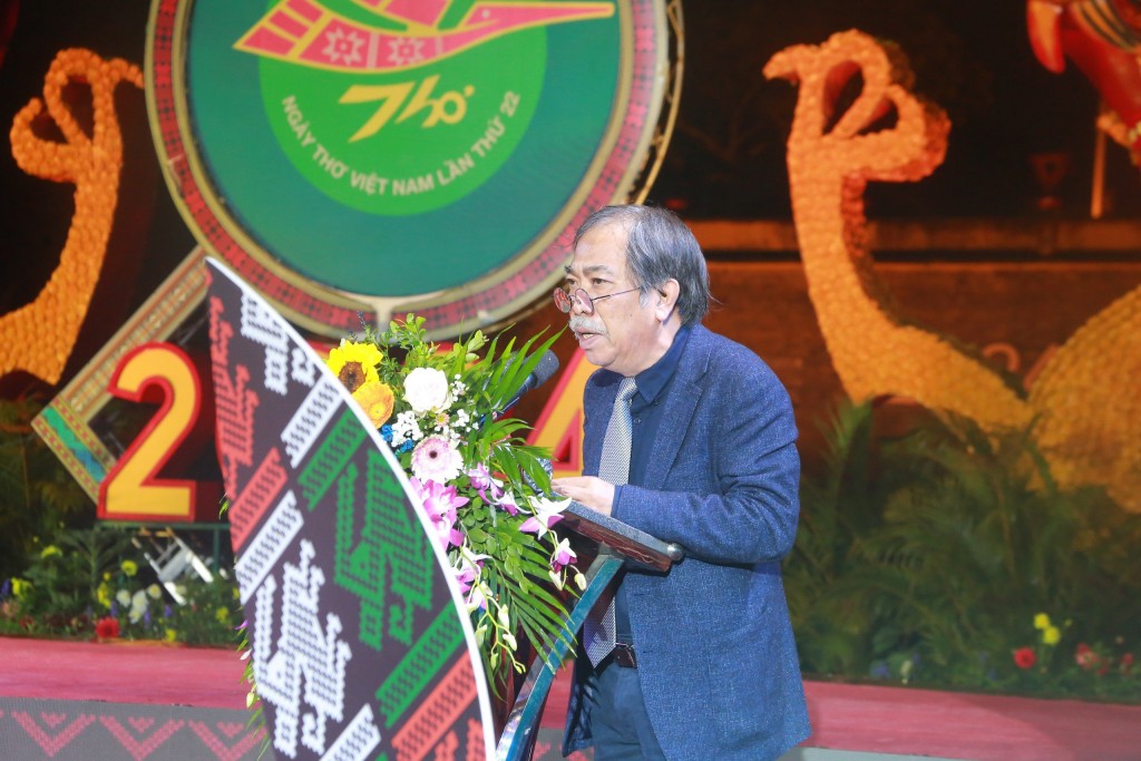 Nhà thơ Nguyễn Quang Thiều, Chủ tịch Hội Nhà văn Việt Nam phát biểu khai mạc đêm thơ