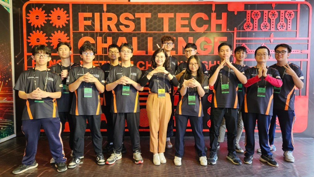 đội tuyển GreenAms Robotics Team của trường THPT chuyên Hà Nội - Amsterdam có 15 thành viên được tuyển chọn từ Câu lạc bộ Robotics của nhà trường