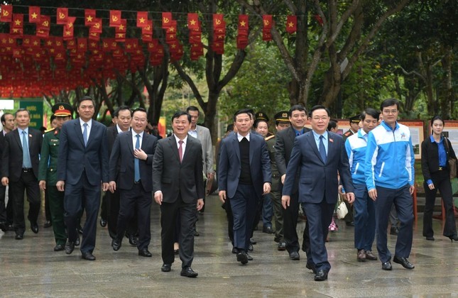 Chủ tịch Quốc hội Vương Đình Huệ và đoàn đại biểu về dâng hoa tại Khu Di tích Quốc gia đặc biệt Kim Liên, Nam Đàn, Nghệ An.