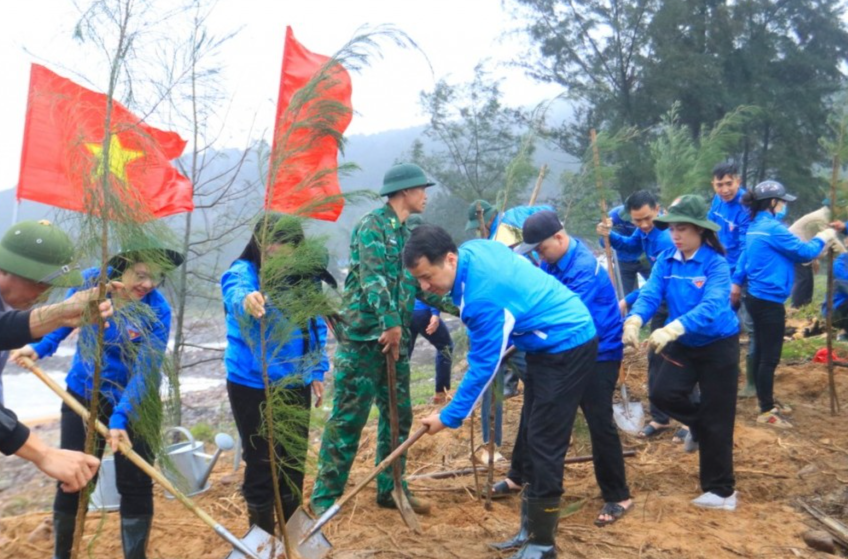 Tuổi trẻ Việt Nam trồng cây hưởng ứng Tết trồng cây