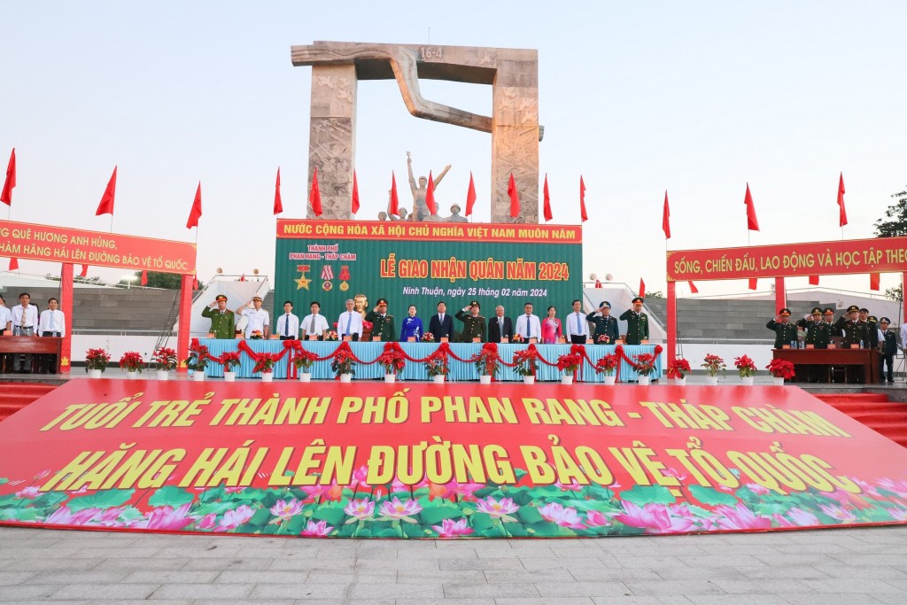 Ngày 25/2, Hội đồng nghĩa vụ Quân sự tỉnh Ninh Thuận đồng loạt tổ chức lễ giao nhận quân năm 2024. (Ảnh, ninhthuan.gov.vn)