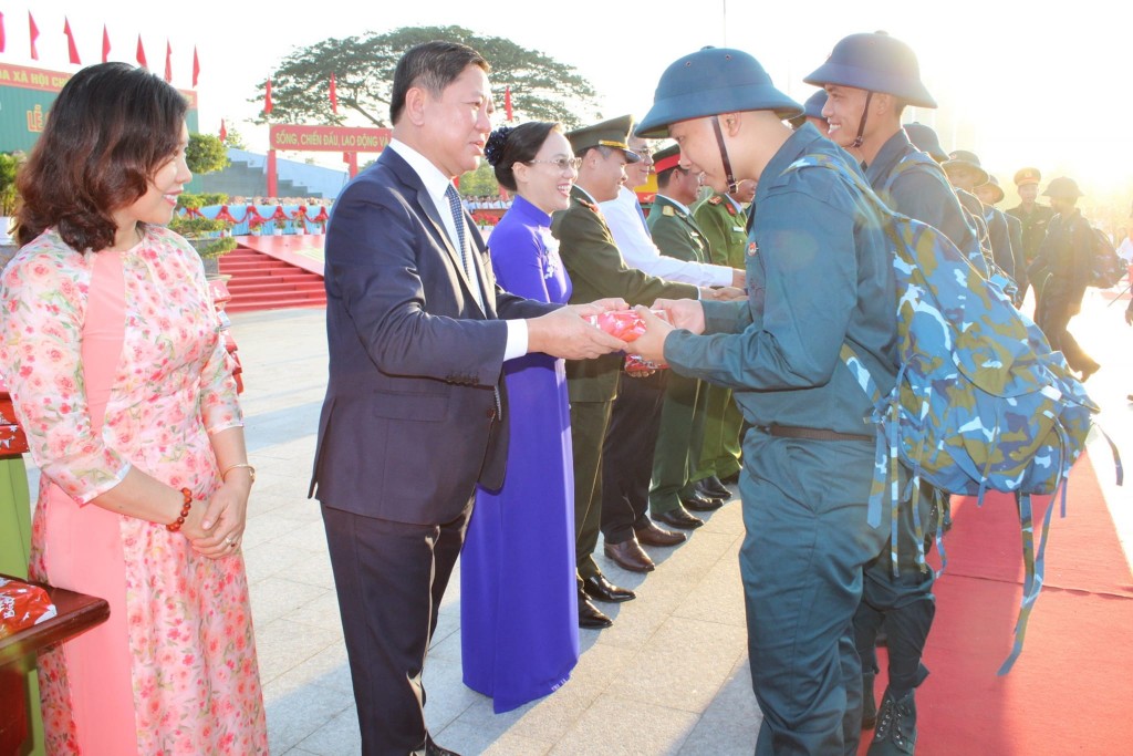 Ông Trần Quốc Nam – Chủ tịch UBND tỉnh Ninh Thuận tặng quà và động viên các tân binh tại Lễ giao nhận quân. (Ảnh, ninhthuan.gov.vn)