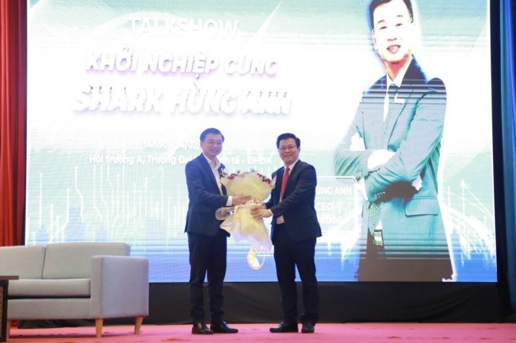 PGS.TS Lê Văn Huy, Hiệu trưởng trường Đaik học Kinh tế Đà Nẵng trao hoa cảm ơn Shark Lê Hùng Anh (Ảnh Đ.Minh)