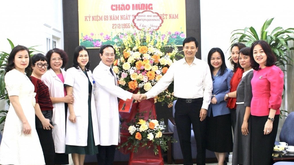 Lãnh đạo quận Đống Đa thăm, chúc mừng các cơ sở y tế