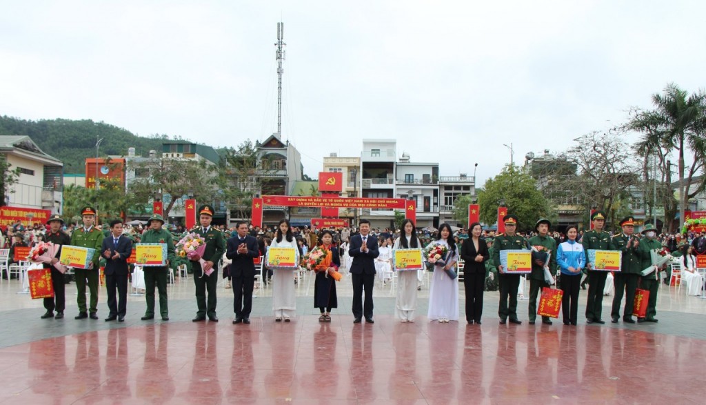 Lãnh đạo Huyện Ba Chẽ trao quà các tân binh