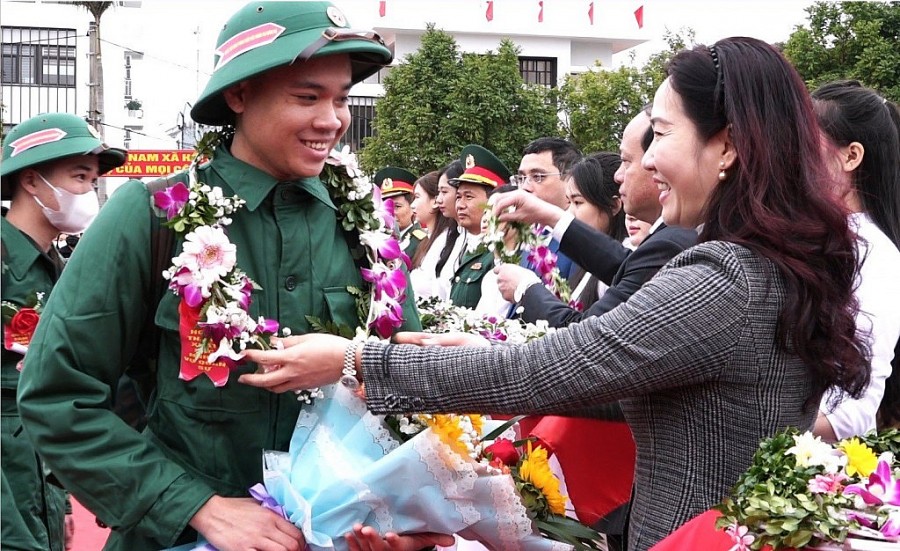 Đồng chí Nguyễn Thị Hạnh, Tỉnh ủy viên, PCT UBND cùng đồng chí Vũ Đức Hưởng tặng hoa cho các tân binh trong ngày lễ tòng quân huyện Vân Đồn