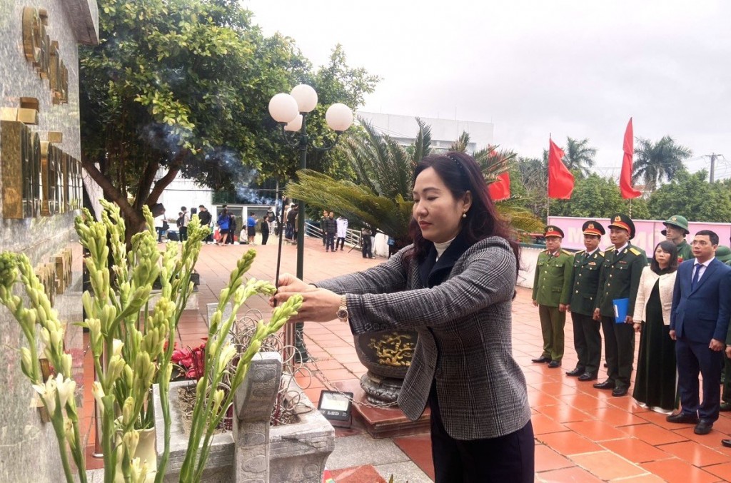 Đồng chí Nguyễn Thị Hạnh, Tỉnh ủy viên, PCT UBND thắp hương trước tượng Bác đấy trong ngày lễ tòng quân huyện Vân Đồn