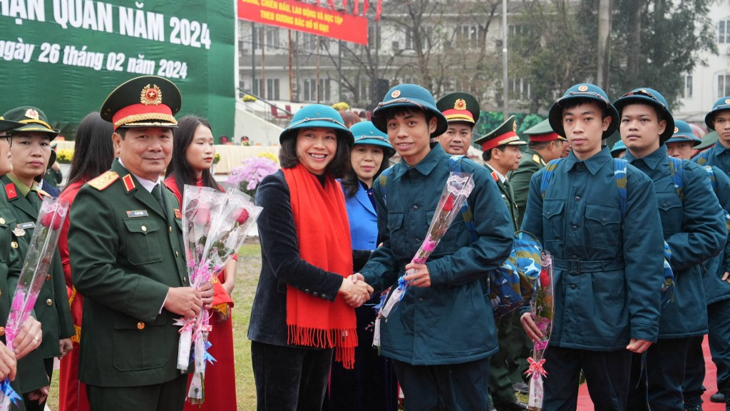 Các đồng chí lãnh đạo TP tặng hoa, động viên tân binh lên đường nhập ngũ