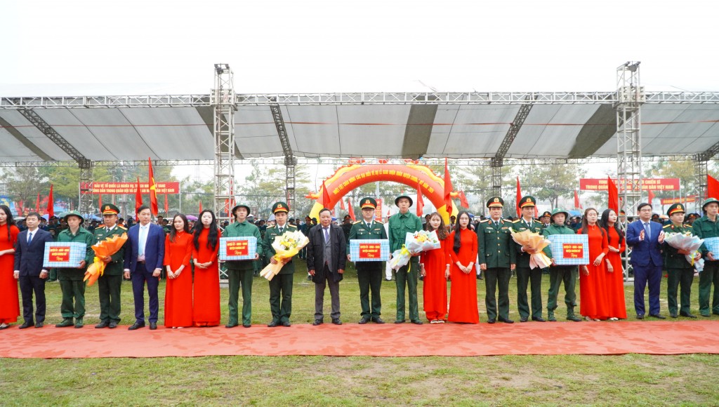 255 thanh niên ưu tú huyện Chương Mỹ lên đường nhập ngũ