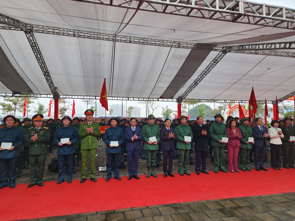 Các đại biểu trao tặng sổ tiết kiệm cho tân binh