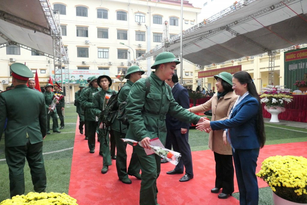 Đồng chí Phạm Hải Hoa, Chủ tịch Hội Nông dân TP Hà Nội, Uỷ viên Hội đồng Nghĩa vụ Quân sự TP và lãnh đạo quận động viên tân binh lên đường