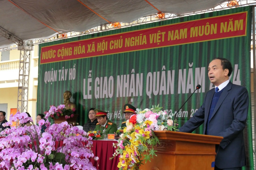Chủ tịch UBND quận Tây Hồ phát biểu tại lễ giao nhận quân