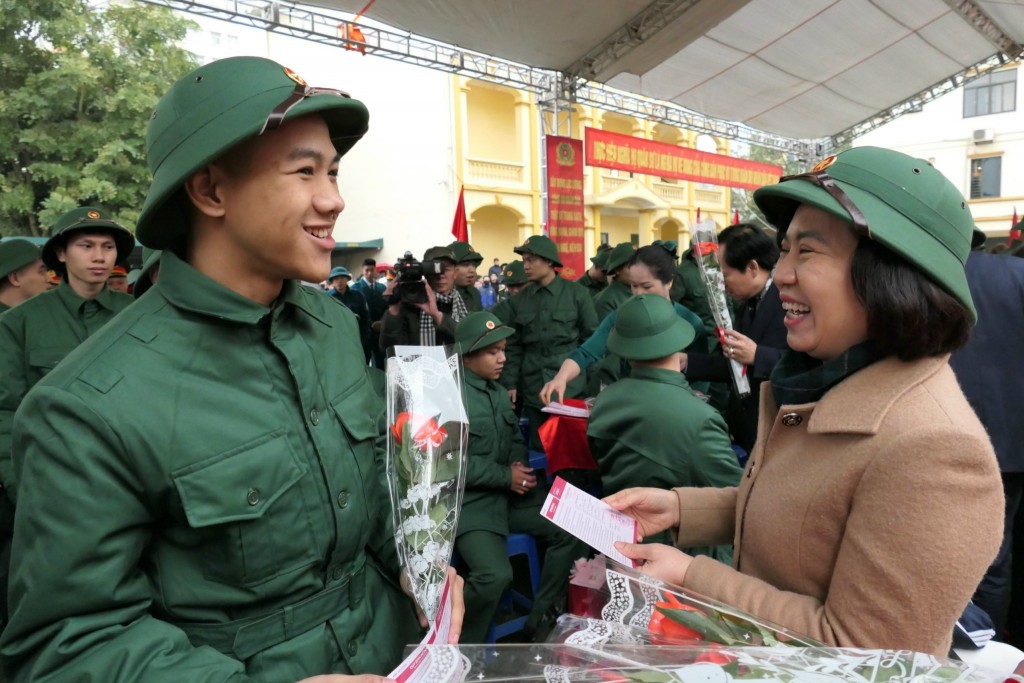 Bí thư Quận uỷ Tây Hồ tặng hoa và trao sổ tiết kiệm cho các tân binh