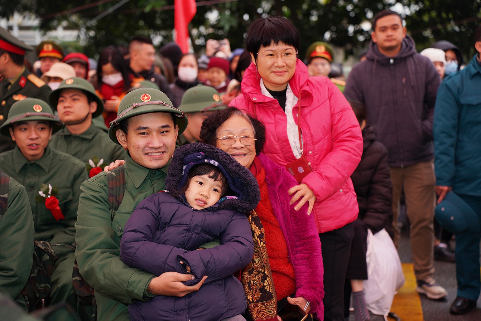 Dù trời gió lạnh nhưng nhiều gia đình với nhiều thế hệ đến tiễn tân binh lên đường nhập ngũ