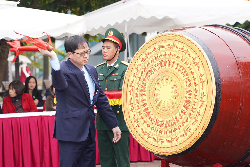 Đồng chí Nguyễn Quang Trung - Phó Bí thư Quận ủy, Chủ tịch UBND Quận, Chủ tịch Hội đồng NVQS Quận Hai Bà Trưng đánh trống giao quân