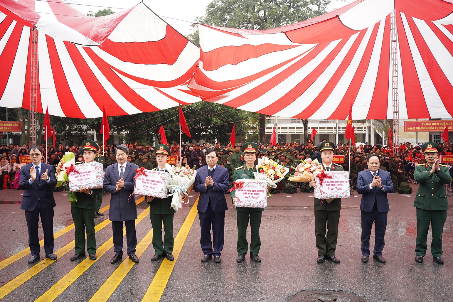 UVBTV, Trưởng ban Nội chính Thành uỷ Hà Nội Nguyễn Quang Đức và các đồng chí lãnh đạo quận Hai Bà Trưng trao quà tới đại diện các đơn vị nhận quân