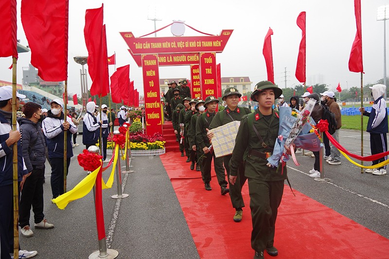 Các tân binh bước qua cổng chào Vinh quang người chiến sỹ để lên xe về đơn vị mới