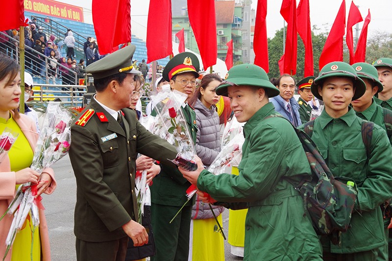 Đại diện lãnh đạo Bộ Tư lệnh Thủ đô và lãnh đạo Công an TP Hà Nội tặng hoa động viên các tân binh