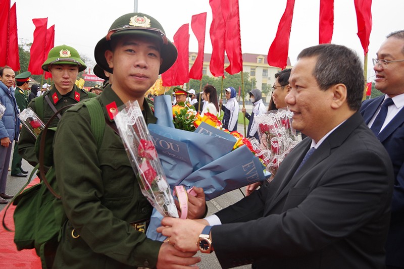 Các đồng chí lãnh đạo Huyện uỷ, UBND huyện Thanh Trì động viên các tân binh