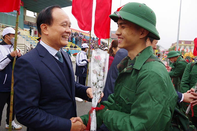 Đồng chí Nguyễn Ngọc Tuấn, Phó Bí thư Thành uỷ, Chủ tịch HĐND TP Hà Nội tặng hoa, động viên các tân binh huyện Thanh Trì lên đường nhập ngũ